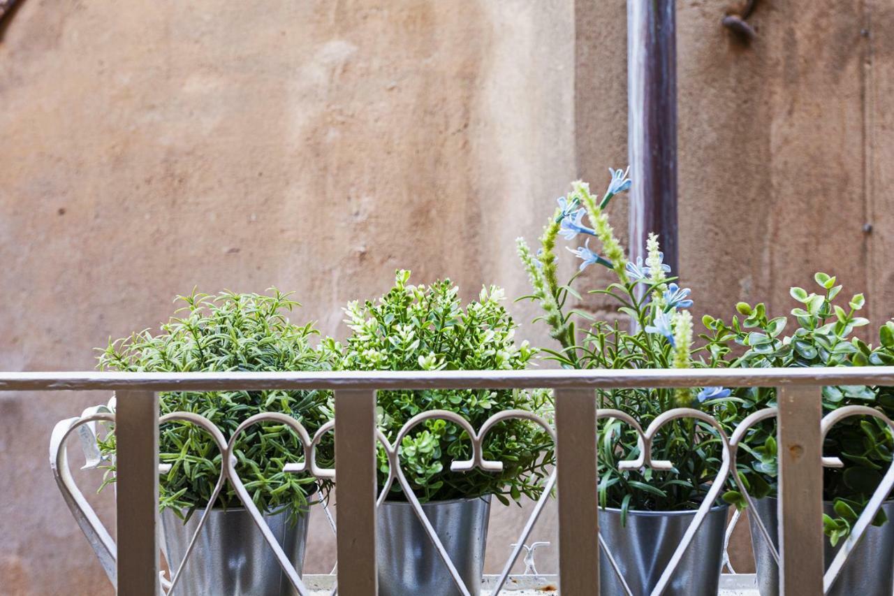 Wood And Stone Apartment In The Historical Center Genoa Exterior photo