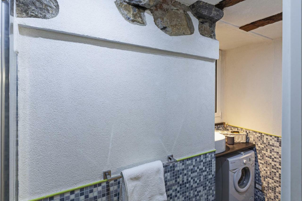 Wood And Stone Apartment In The Historical Center Genoa Exterior photo